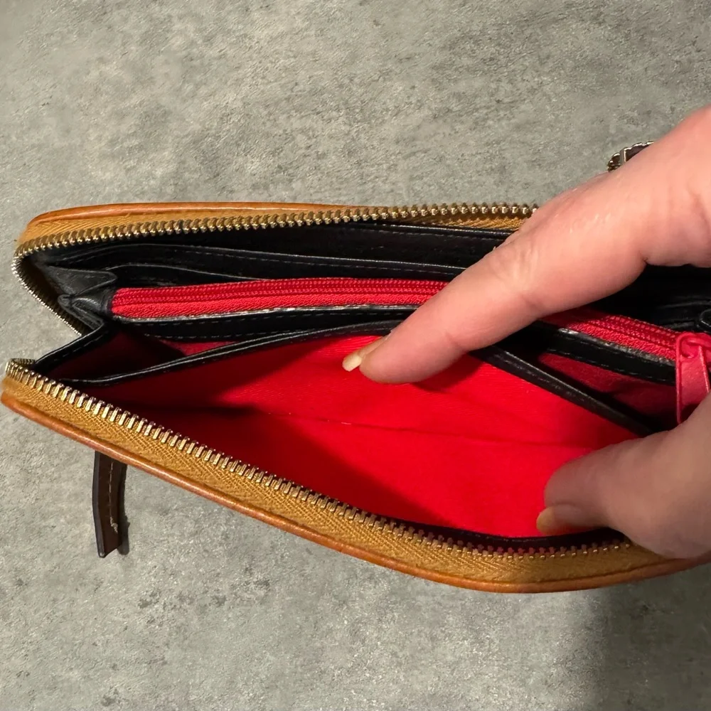 Dooney & Bourke 3/4 Zip Accordian Wallet in Black w/Tan Leather Trim! GUC!! - Picture 13 of 13